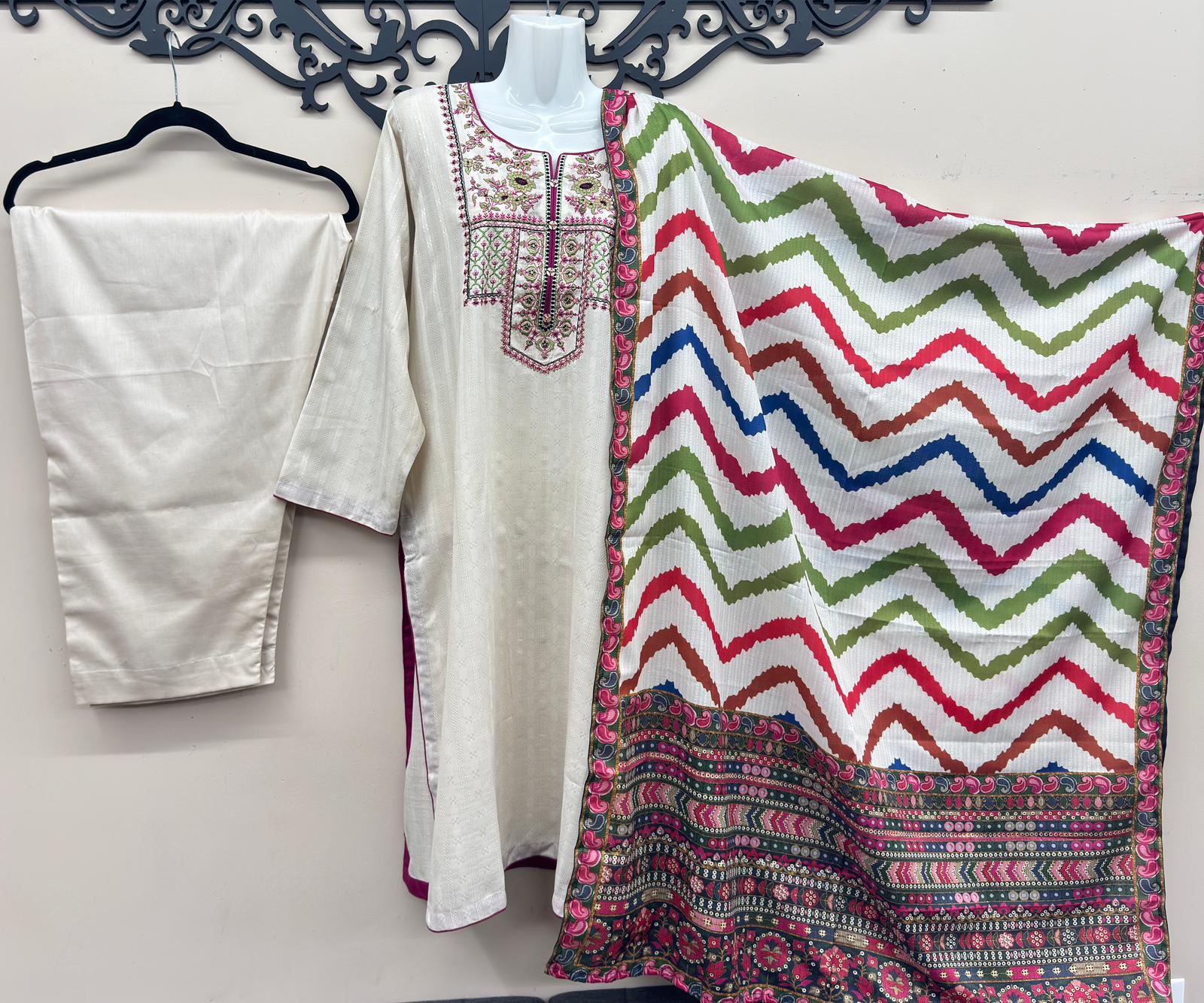 3-Piece Doria Lawn Self Print Suit – Alkaram Fabric