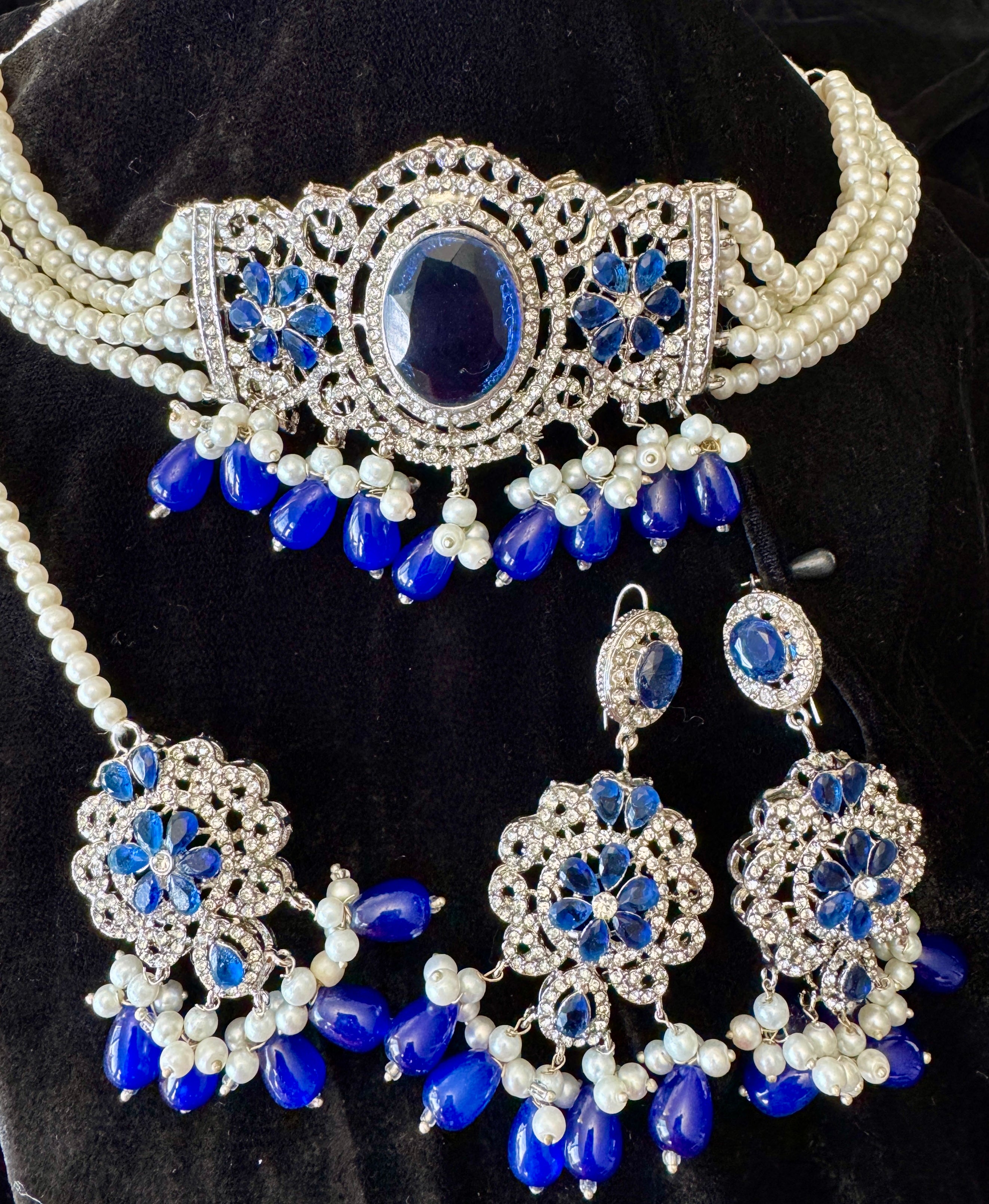 Elegant Choker Set – White & Blue Pearls ✨💙