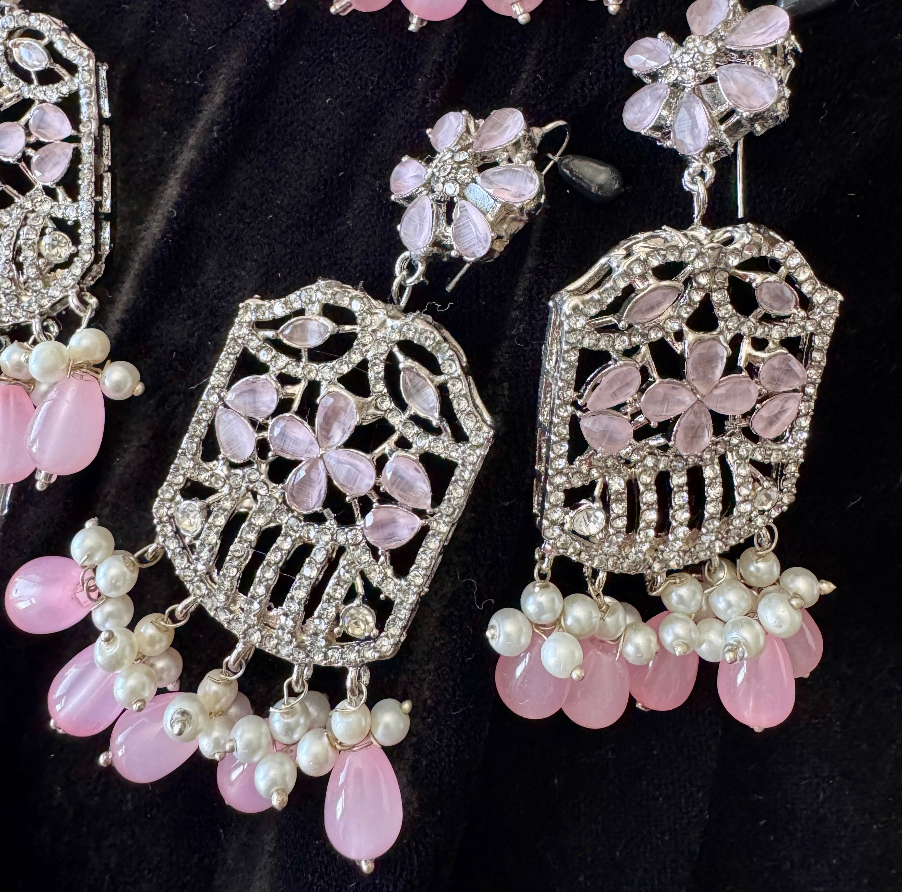 Elegant Choker Set – White & Baby Pink Pearls ✨💖